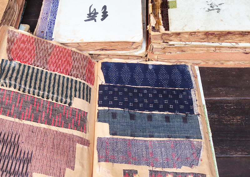 Swatch books of Yuki-tsumugi from the early Showa period