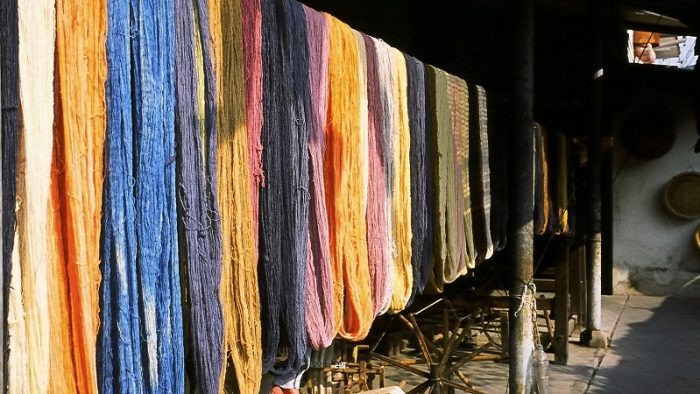 各種カラーの染められた糸